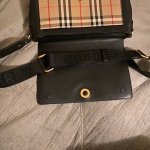 Medium size Burberry Crossbody purse